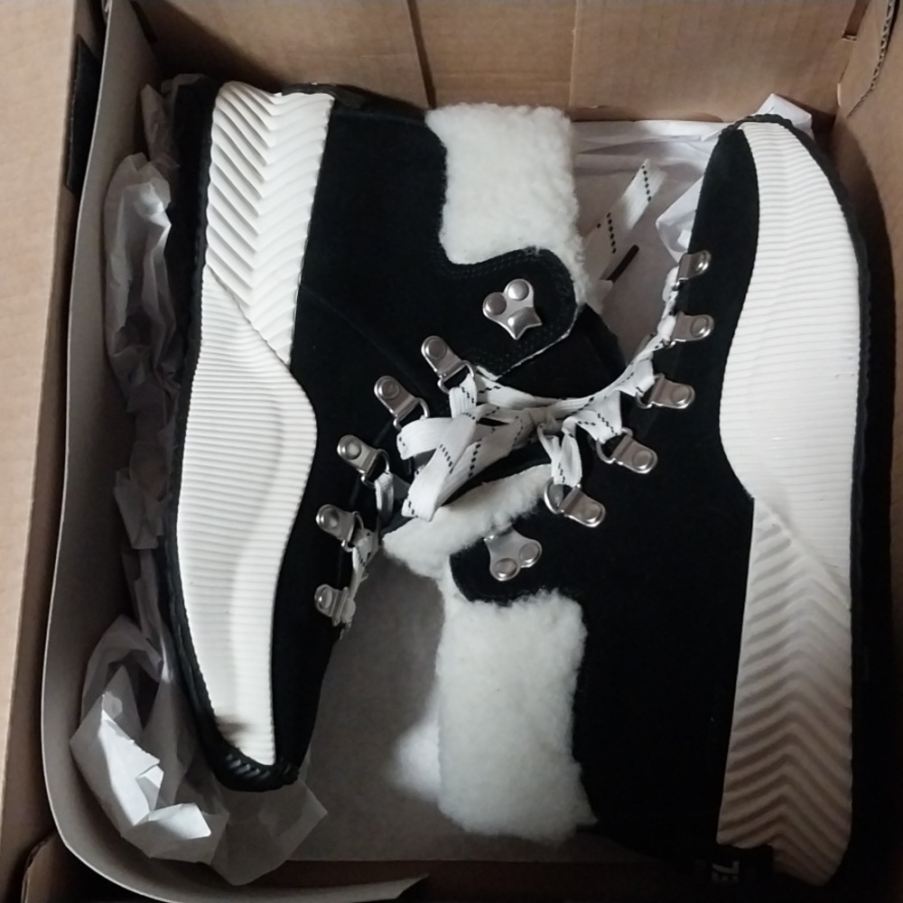 Size 6 Sorel Women's Boots/Shoes. - Picture 2 of 4